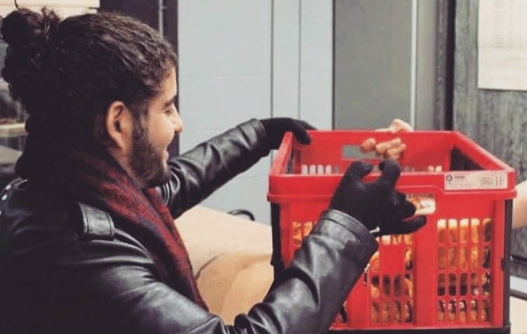Passionné de théâtre et surveillant dans un collège, bénévole d'In Peace Event