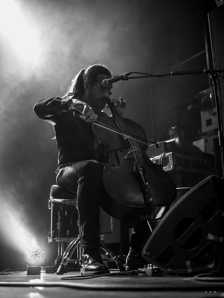 Le musicien au violoncelle de Smogs & Tacos