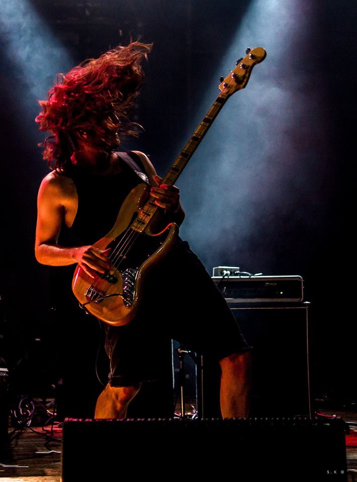 Le bassiste du groupe Smogs & Tacos