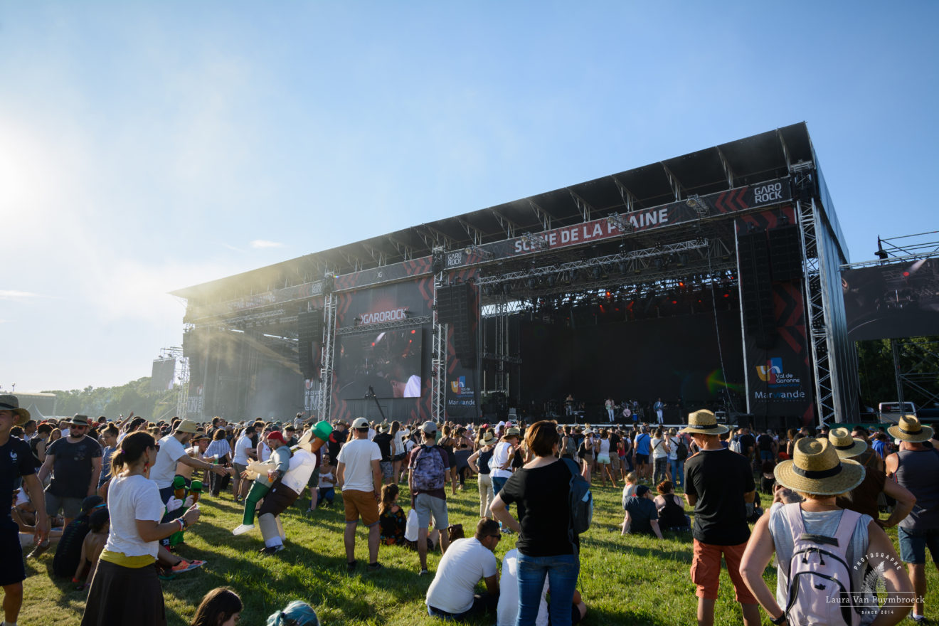 L'arrivée du public, le show se fait attendre. © Laura Van Puymbroeck