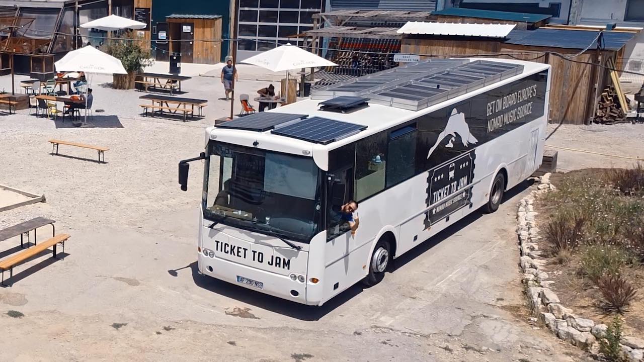 Le bus de Ticket To Jam vu d'en haut