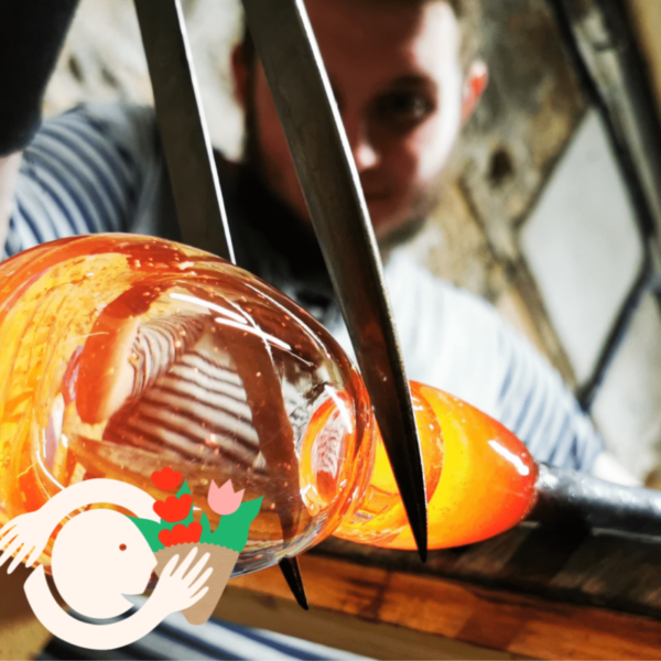 un souffleur de verre propose un atelier sur we can doo