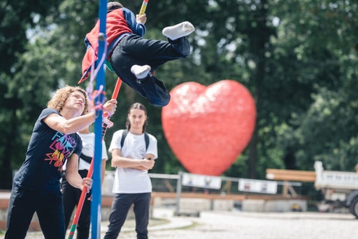 Des ateliers sportifs devant le Abalone Heart